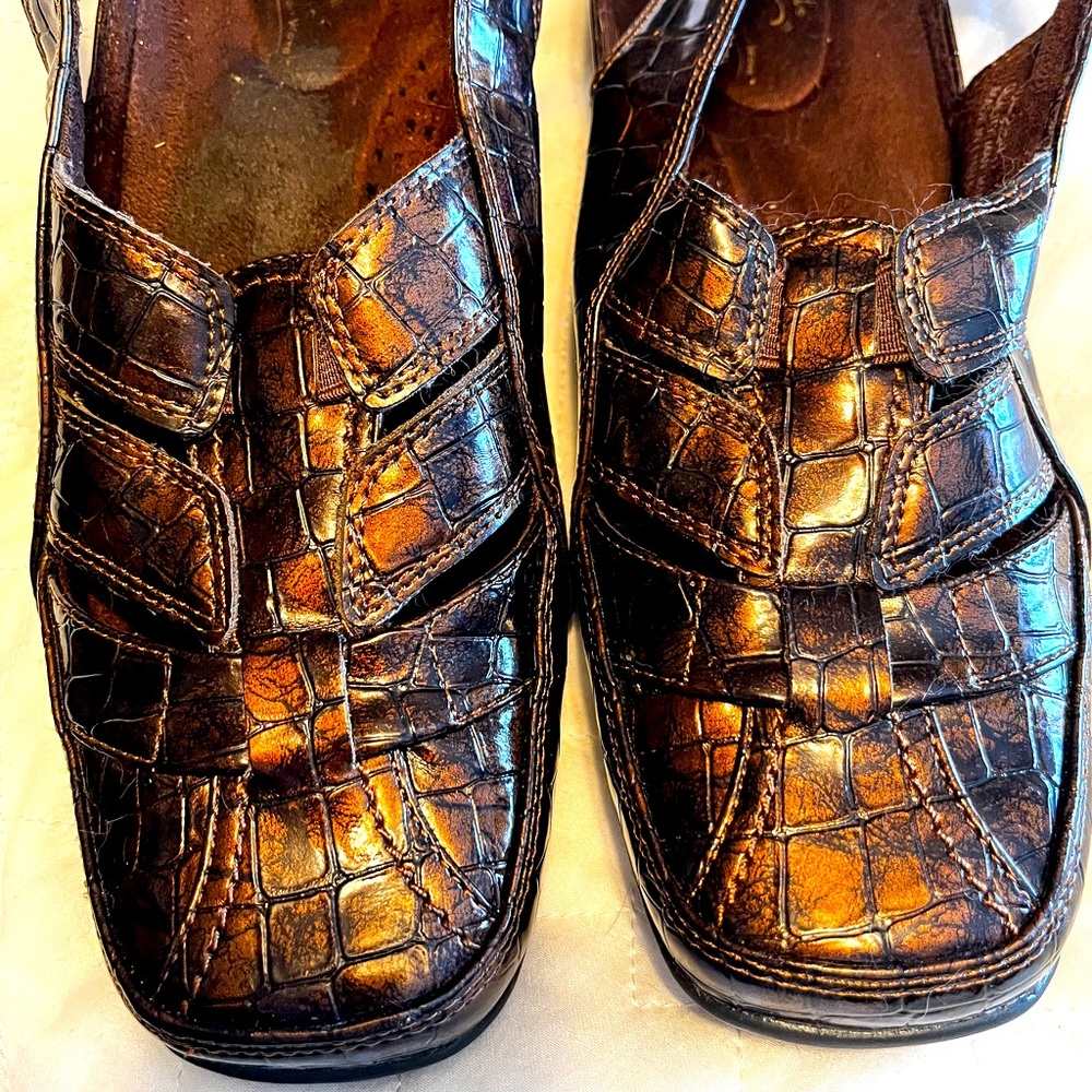 Easy Street Comfort Wave Alligator skin sandals in brown/copper, size 9M.
